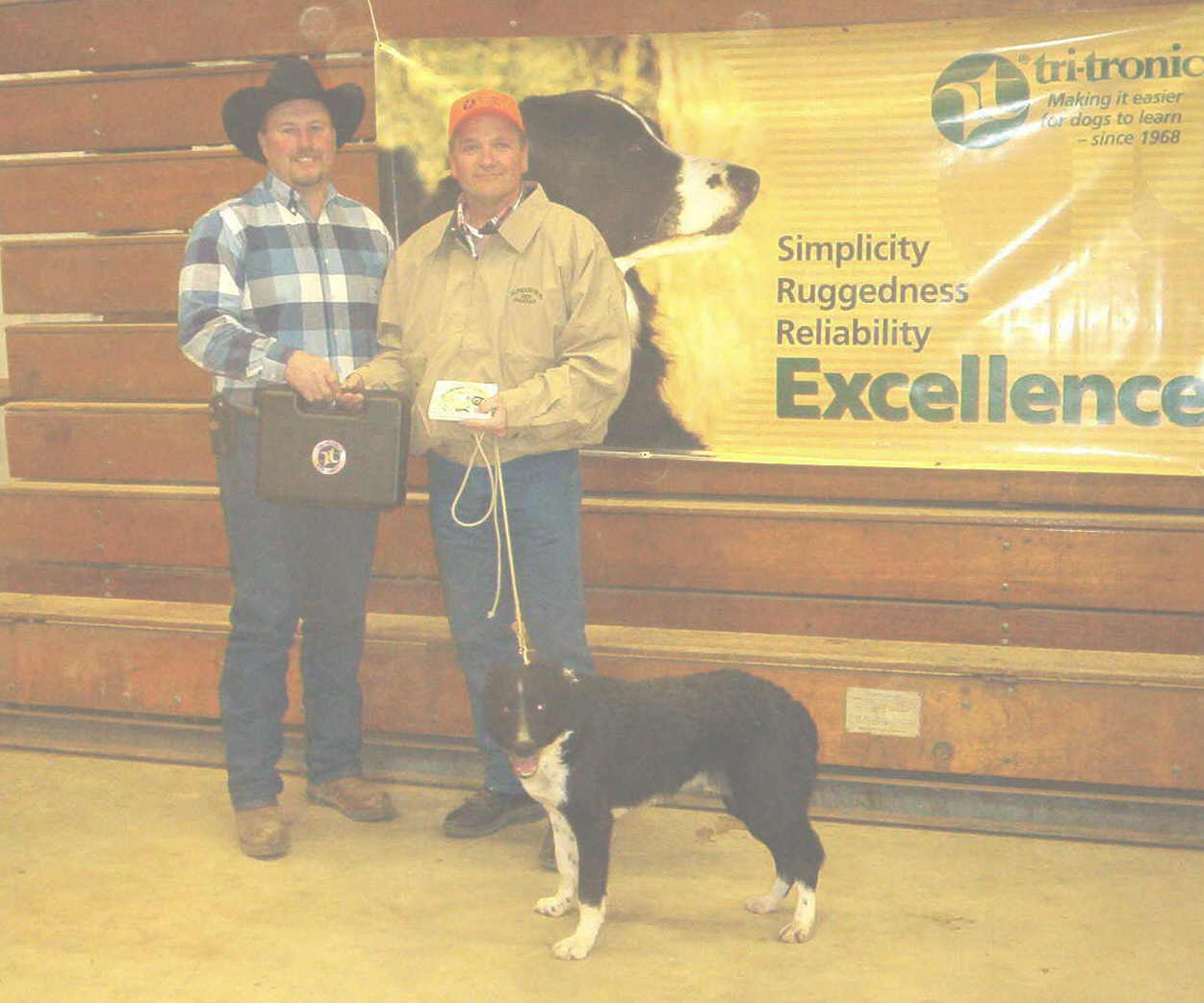 Jimmy Walker receiving the buckle and Tritronics training collar with Ben for first place at the Sundowner Shootout